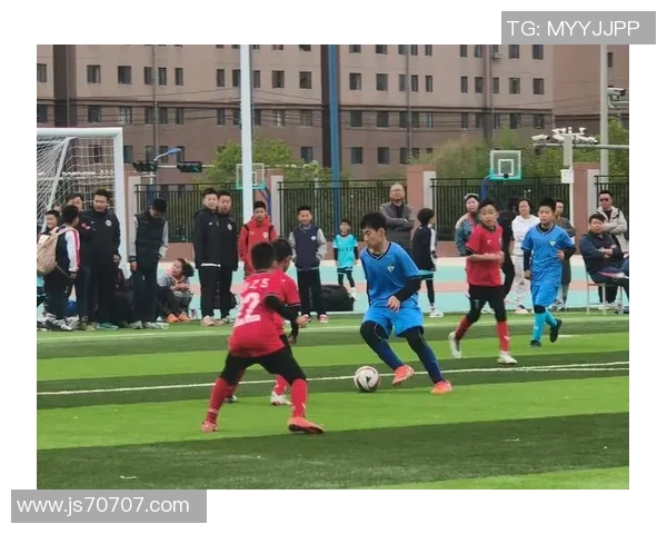 足球场上的魅力之星：最帅阵型中的球员风采与精彩瞬间